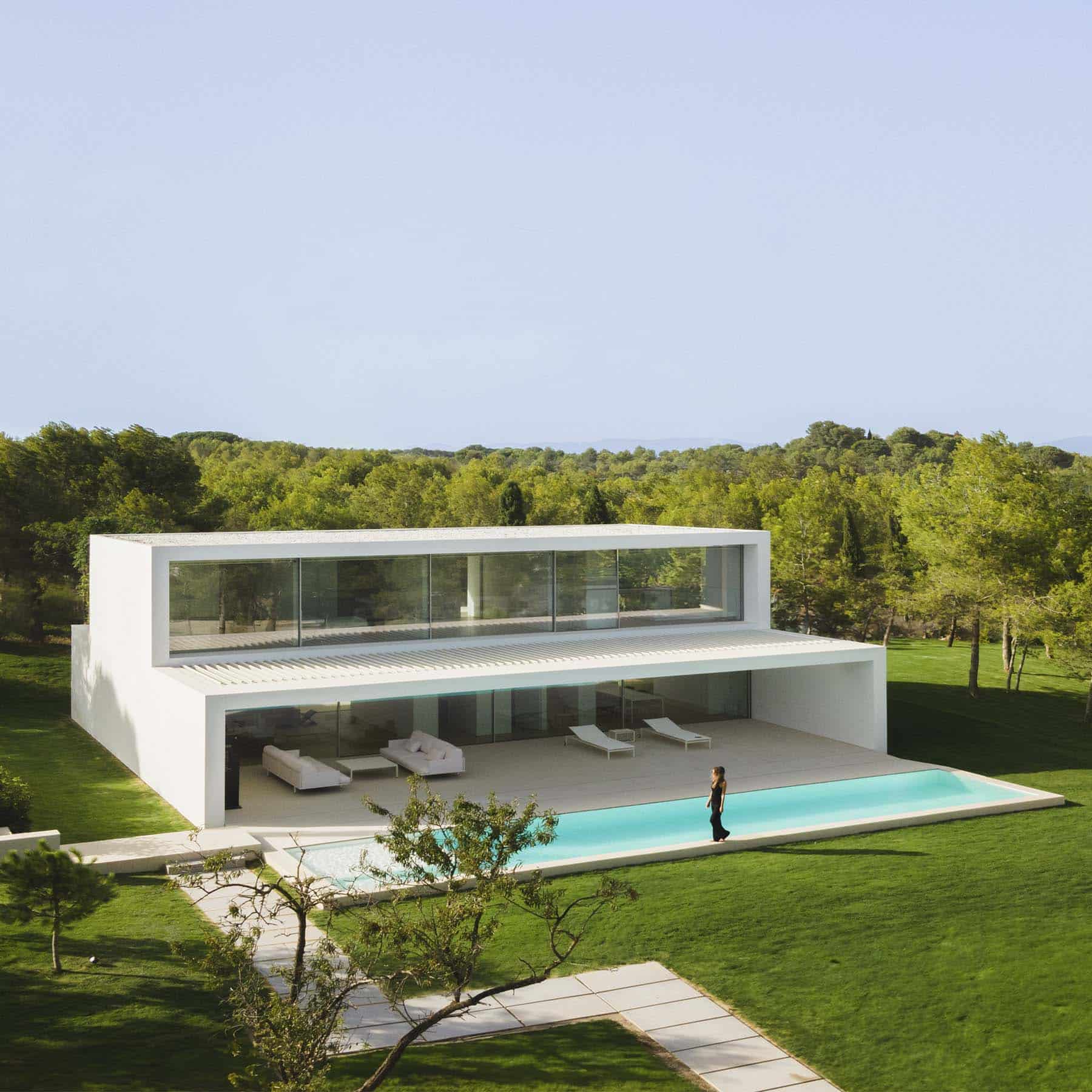 Exterior view of the minimalist NIU HOUSES project in Valencia, showcasing George Group's premium thermal break aluminum windows and facade solutions.