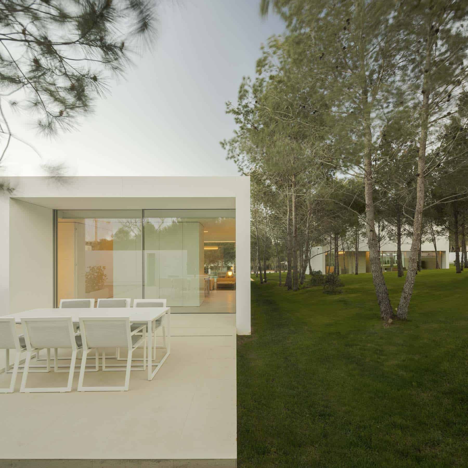 Exterior view of the minimalist NIU HOUSES project in Valencia, showcasing George Group's premium thermal break aluminum windows and facade solutions.
