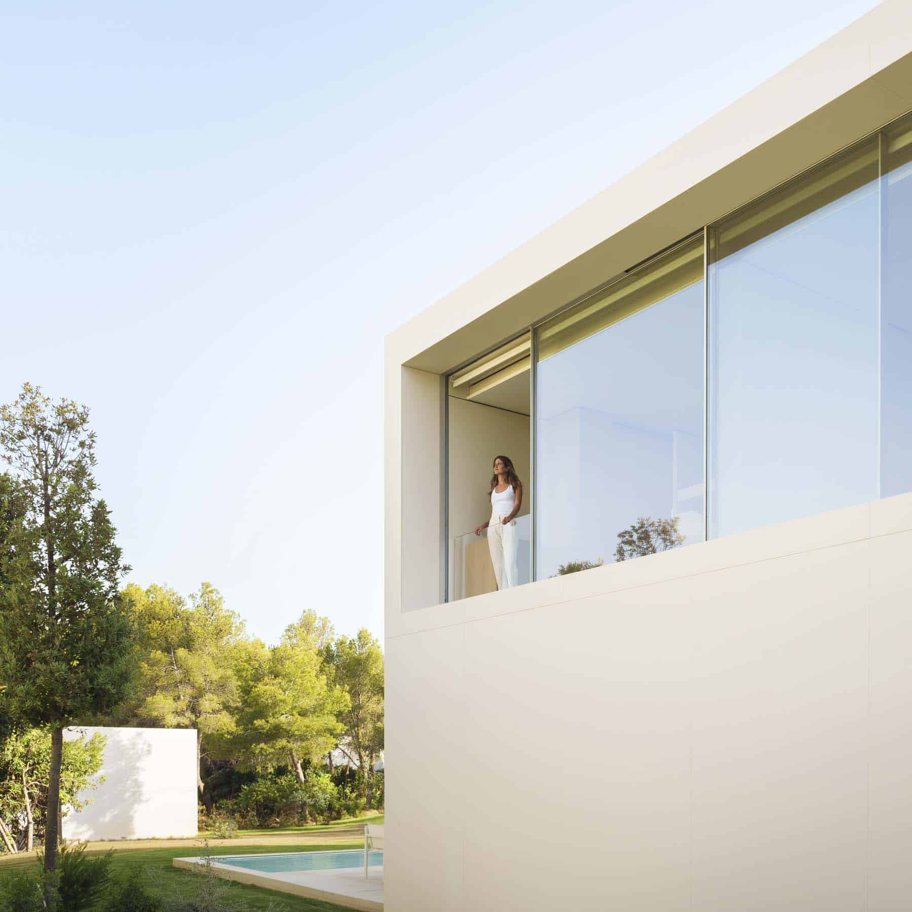 Exterior view of the minimalist NIU HOUSES project in Valencia, showcasing George Group's premium thermal break aluminum windows and facade solutions.