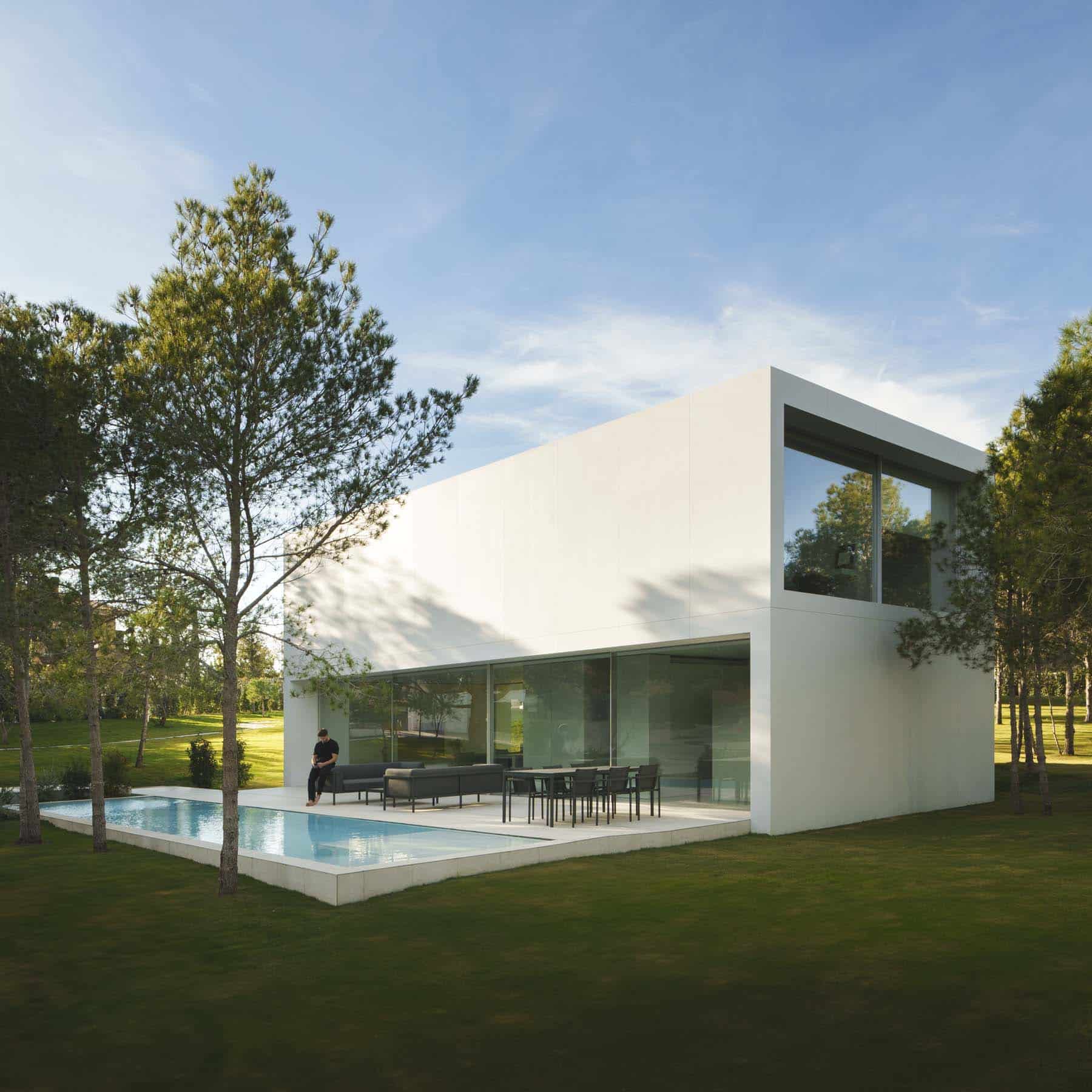 Exterior view of the minimalist NIU HOUSES project in Valencia, showcasing George Group's premium thermal break aluminum windows and facade solutions.
