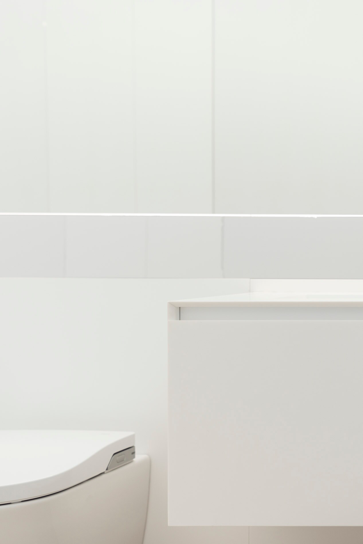 High-end minimalist bathroom design in NIU HOUSES, perfectly executed with our premium sanitary ware and elegant marble look wall tiles.