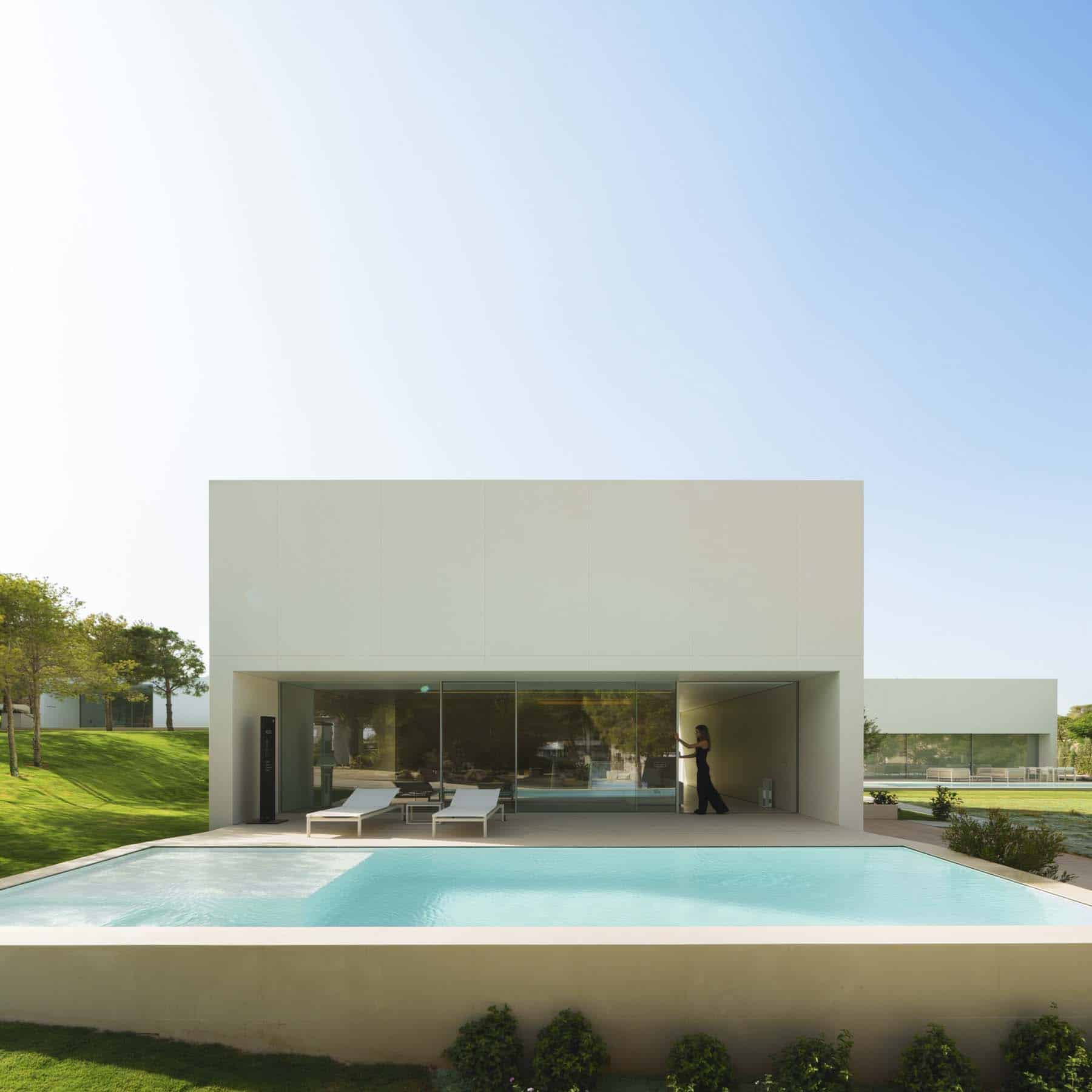 Exterior view of the minimalist NIU HOUSES project in Valencia, showcasing George Group's premium thermal break aluminum windows and facade solutions.