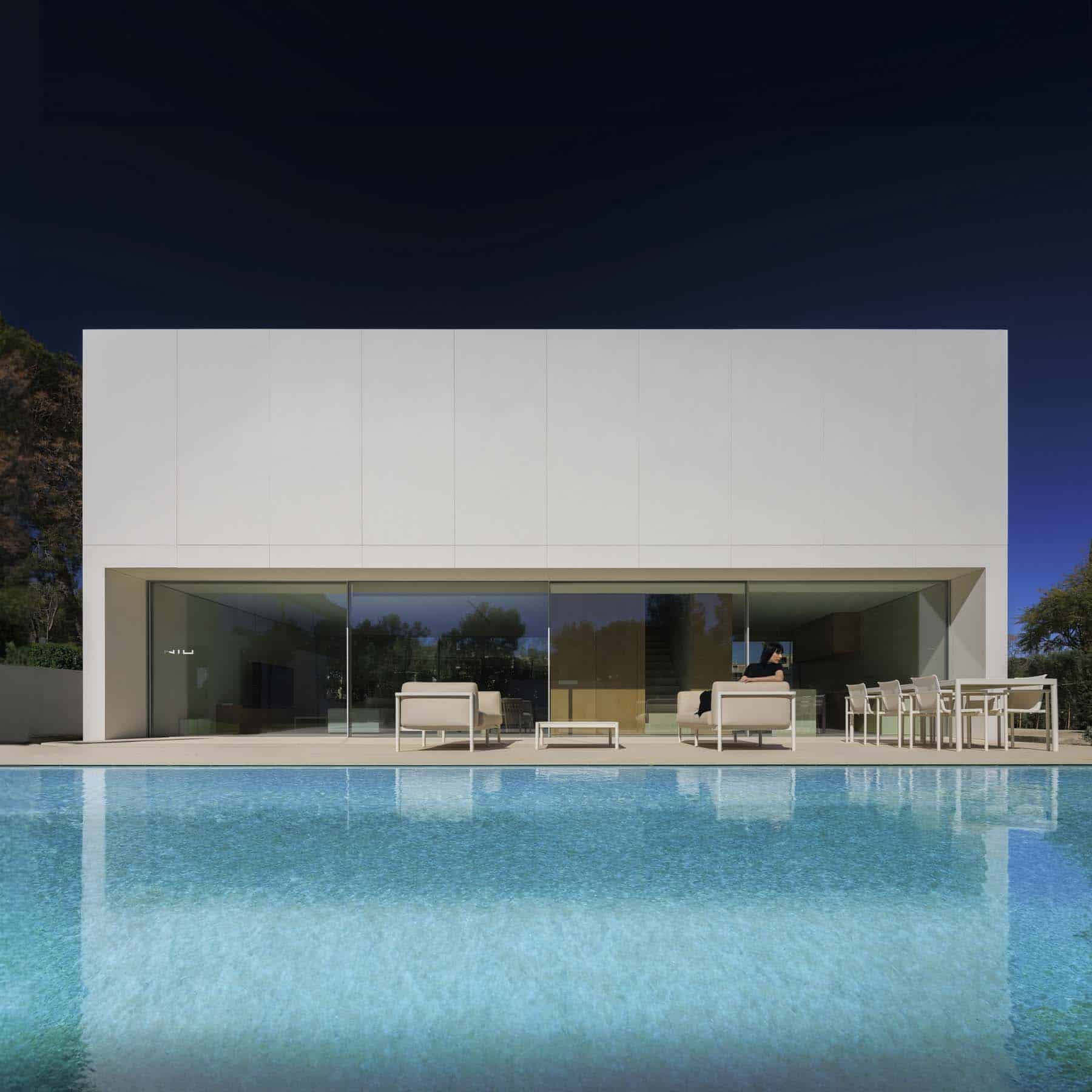 Exterior view of the minimalist NIU HOUSES project in Valencia, showcasing George Group's premium thermal break aluminum windows and facade solutions.