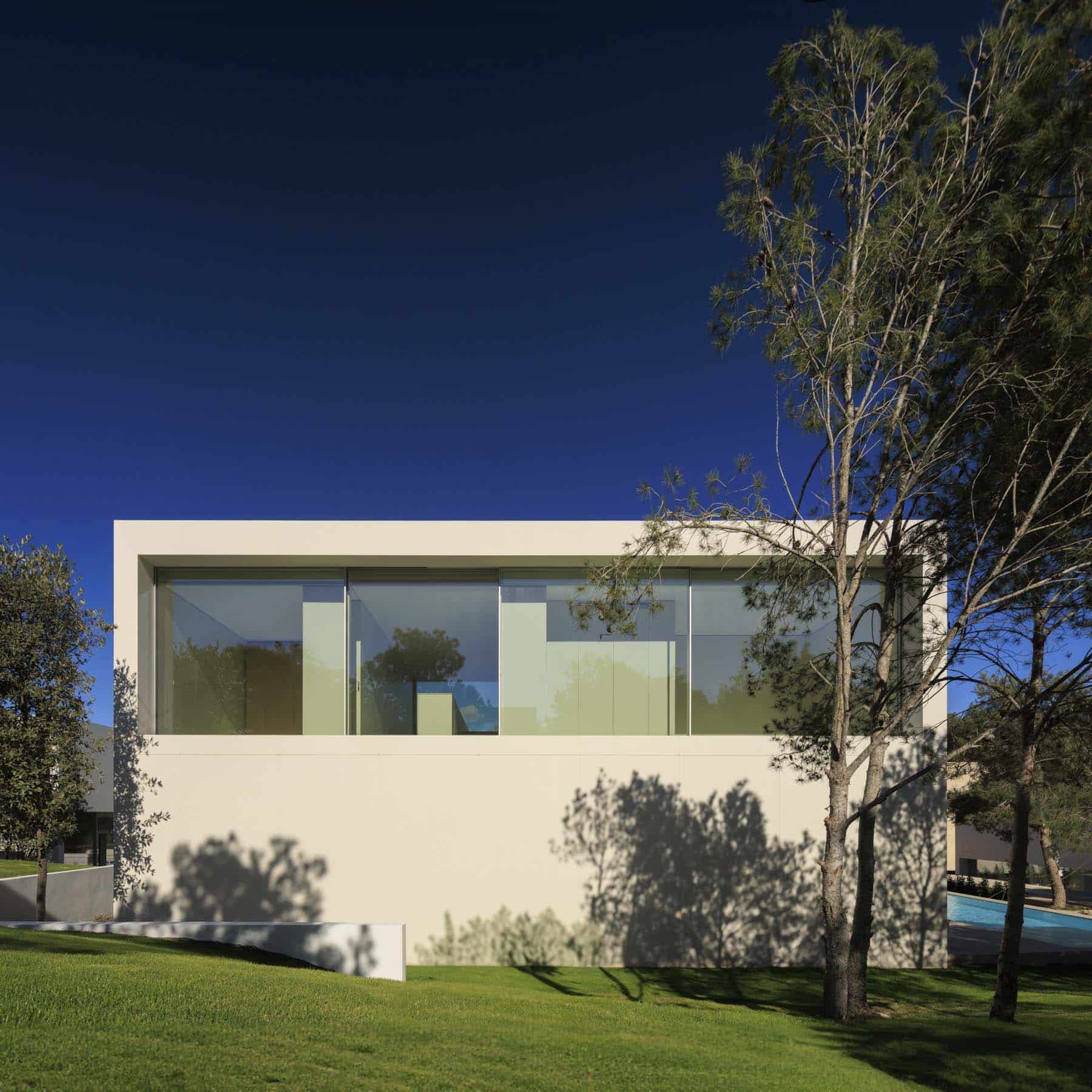 The daytime exterior of NIU HOUSES in Valencia, Spain, features custom-designed thermally broken aluminum windows and minimalist facade materials, and is specifically designed for turnkey projects.